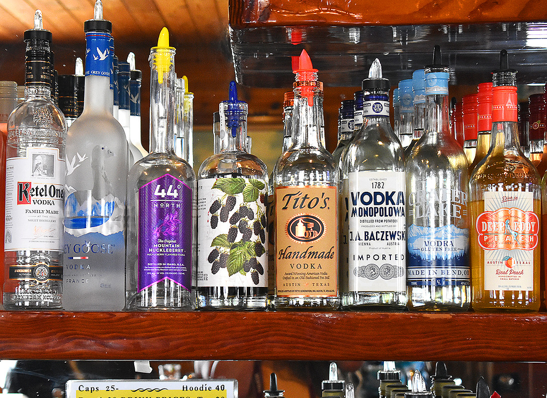 Snug Harbor Bar Lincoln City, OR 44*93'N 124*01'W
